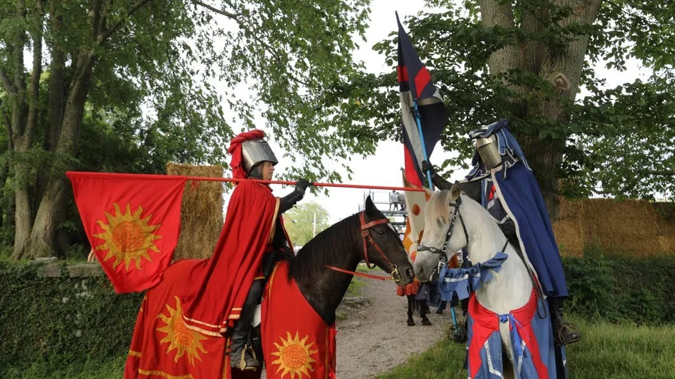 "Förberedelserna tar mycket tid, men det är värt det. Vi är som en stor familj", säger tornerspelsriddaren Fredrik Strange.