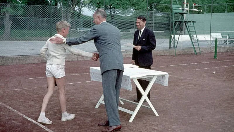 Här belönas Per Jemsby i Badhusparken i Slite av Cementachefen Arendt de Jounge och Karl-Erik Eriksson.