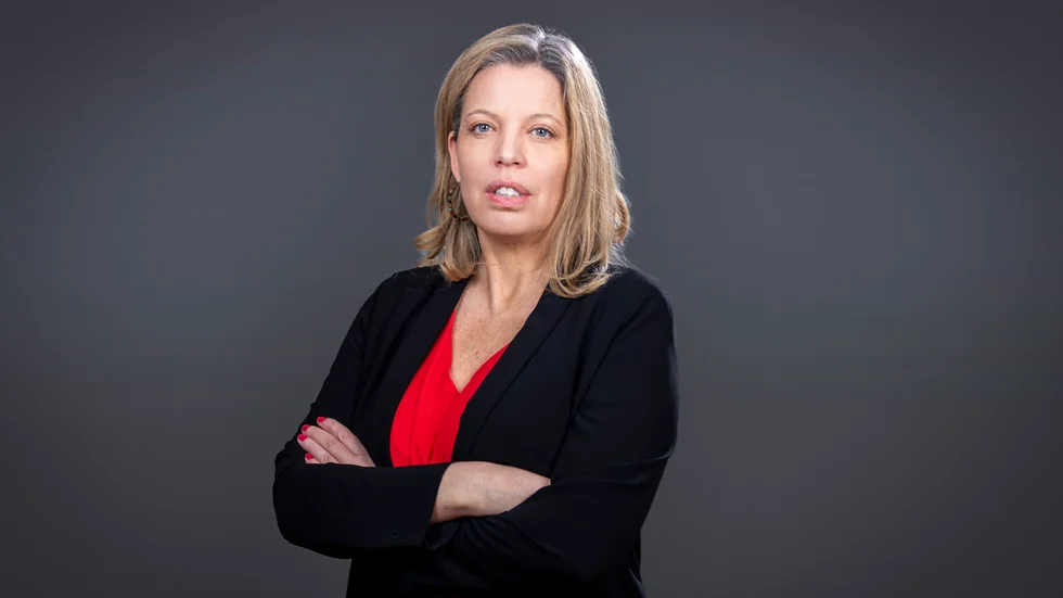 När den svenska regeringen nu skär ner klimatbiståndet med en fjärdedel för att betala flyktingmottagandet från Ukraina slår det hårdast mot kvinnorna, skriver Petra Tötterman Andorff, generalsekreterare Kvinna till Kvinna. 