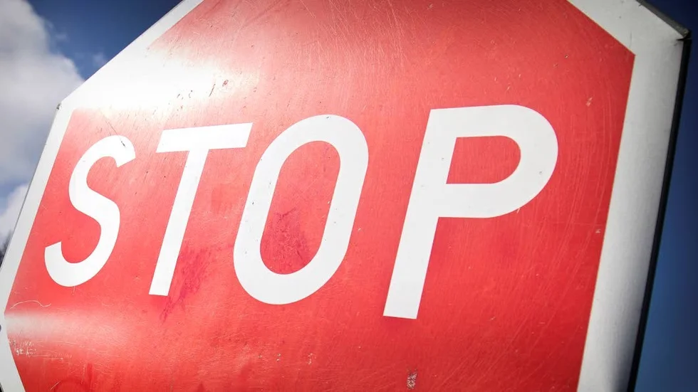 18-åringen påstår själv att hon stannade vid stopplikten. Men den lediga polisen hävdar annat.