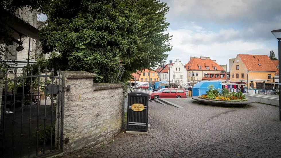 Restaurangen Rosengården fick sitt serveringstillstånd indraget efter sommaren 2023 men har nu bytt ägare. 