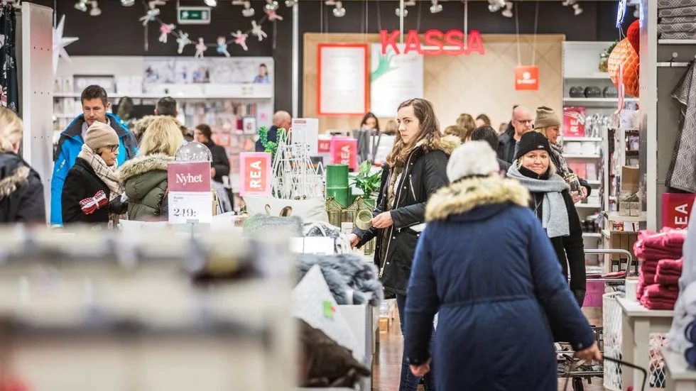 Många  handlade, men det var varken kaos eller trängsel, i öns butiker under juldagen i samband med mellandagsreans första dag.