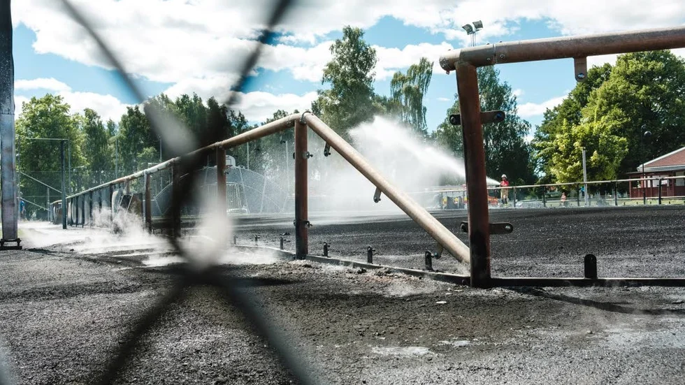 Dödsfälla. Tack och lov skadades inte någon i sommarens explosionsartade brand i Forshaga. Nu slår Räddningstjänsten i Karlstad larm för det lättantändliga materialet som finns i 12 av totalt 13 konstgräsplaner i Luleå kommun.