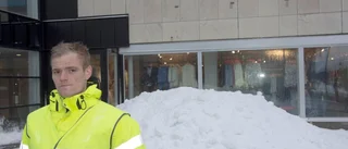 Snön lyser vit på taken – då är snöskottaren vaken
