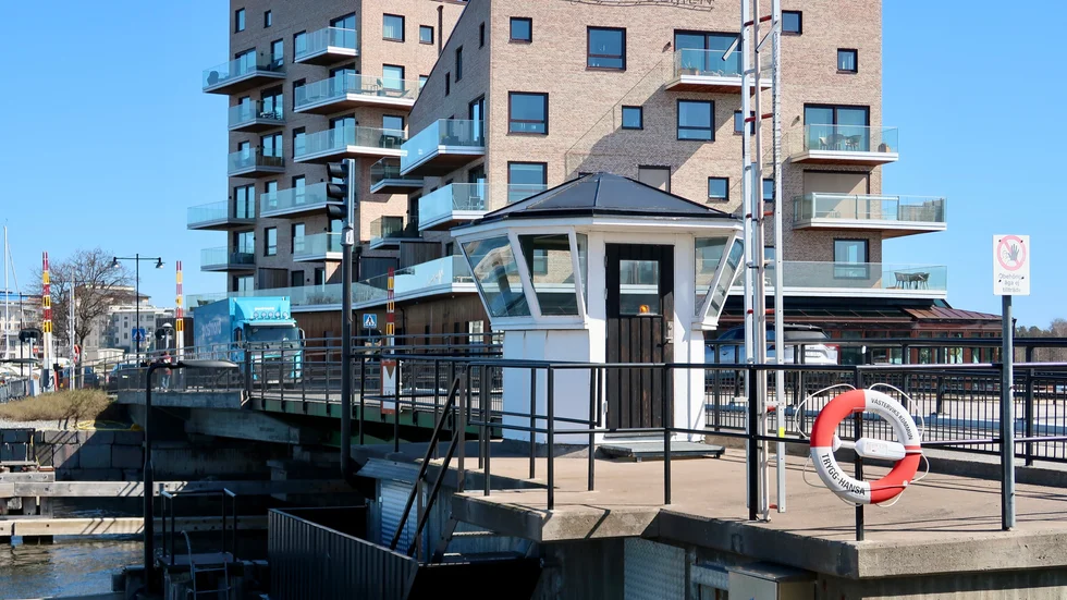 Servicearbetet på bron över Stora Strömmen beräkas pågå från 10:30 fram tills 16:00 på onsdagen. De som bor på utsidan av bron ska ha fått ett SMS om arbetet som ska utföras.