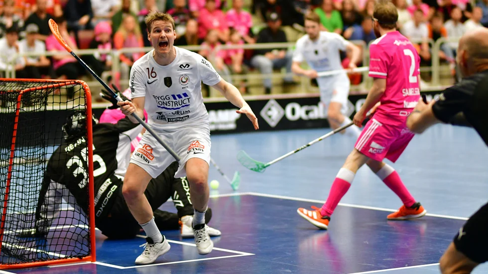 Var det sista matchen i Storvretatröjan för Victor Andersson? Här skriker han ut sin frustration mot domaren sedan han ansett sig fått ett slag över klubben mitt framför Falumålet.