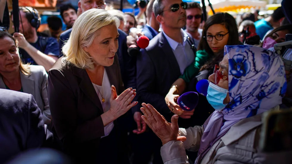 Den franska nationalistledaren Marine Le Pen har fram till häromdagen lobbat hårt för ett allmänt slöjförbud. Här diskuterar hon med en 70-årig kvinna i slöja som konfronterade henne i sydfranska Pertuis.