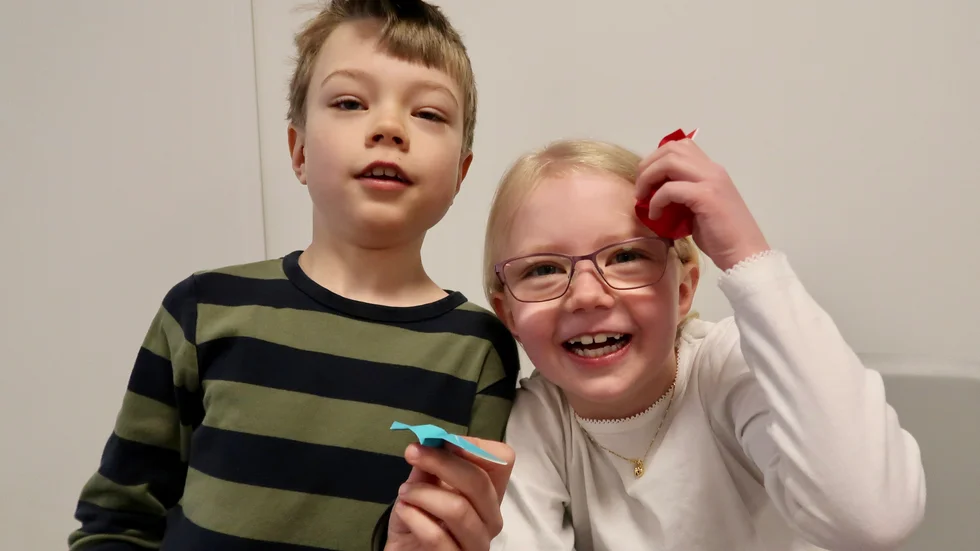 Viggo och Nova Karlsson deltog i origami-workshopen och tyckte det var roligt att lära sig något nytt, fast att de egentligen är påsklovslediga.