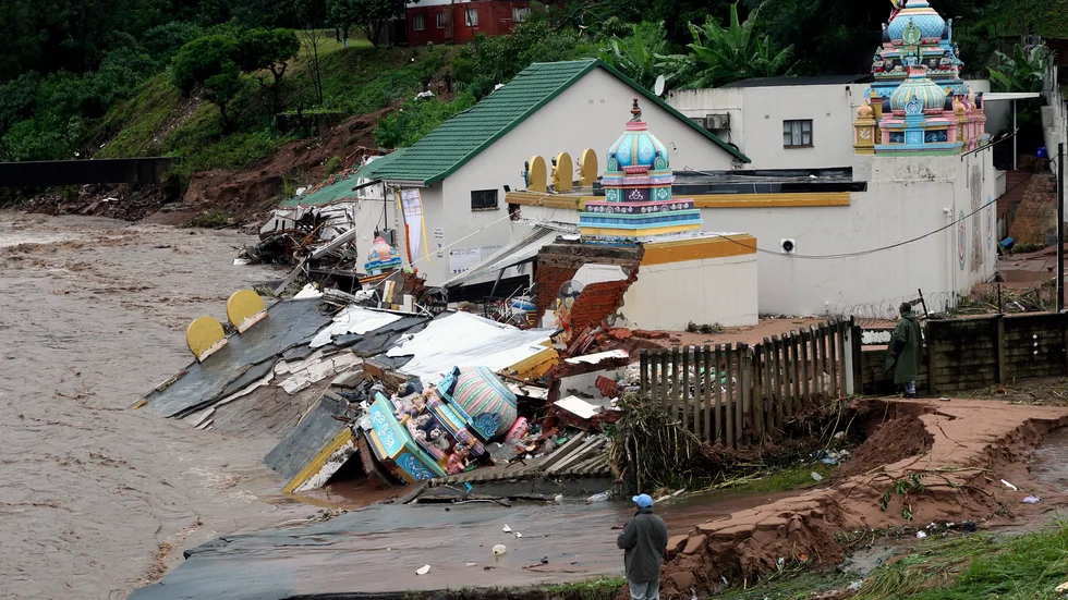 Ett drabbat hinduiskt tempel vid floden Mhlathuzana utanför storstaden Durban i Sydafrika.