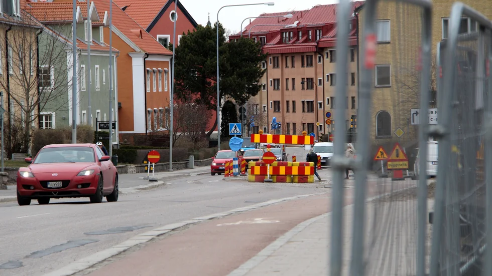 Djurgårdsgatan, mellan Kaserngatan och Lasarettsgatan, stängs av helt för obehörig trafik på tisdag den 19 april. Orsaken är att vatten-, el- och fjärrvärmeledningar ska flyttas och dras under bilvägen.