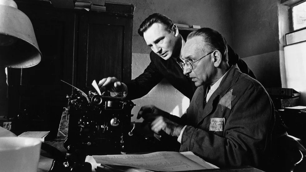 Liam Neeson som Oskar Schindler och Ben Kingsley som hans judiska revisor Itzhak Stern. Pressbild.