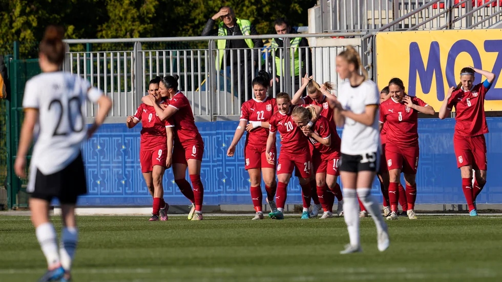 Serbien har fortfarande häng på förstaplatsen i VM-kvalets grupp H efter tisdagens skrällseger mot Tyskland.