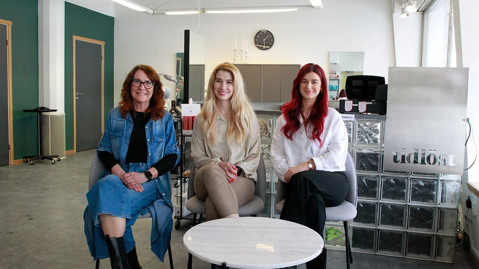 Mona Dahlberg har varit granne med Hilda Granström och Hilda har i sin tur spelat fotboll med Wilma Karlsson, som började jobba på samma salong under studietiden. De trivs väldigt bra tillsammans. "Det är som härligt hur man hittar ihop", säger Mona Dahlberg.