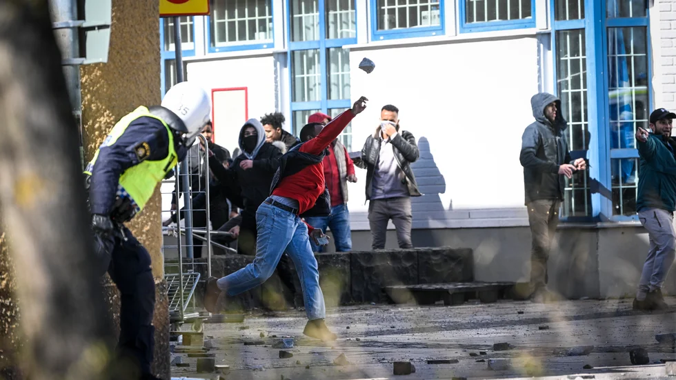 Stenar slängs mot poliser i Stockholm under påskhelgen. Det är brottsligt och ska så vara. Koranbränning är också det ett otyg förstås. Men inget brott. Och så ska det vara. 