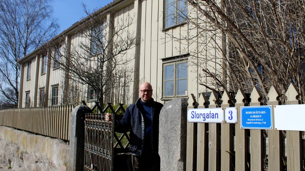 "Det känns som ett extremt privilegium att få vara här; dels för att vi gillar den här typen av hus men också för att Astrid Lindgrens ande svävar tungt här. I boken  "Nya hyss av Emil i Lönneberga" så rider hästen Lukas in i Borgmästargården", säger Carl Abrahamsson. 