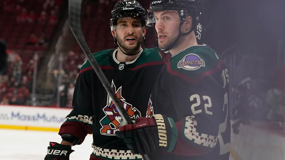 Johan Larsson, till höger, i Arizonas tröja tidigare under NHL-säsongen. Arkivbild.