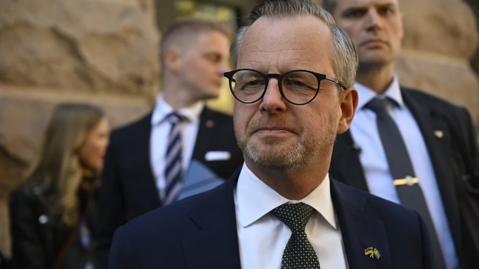 Finansminister Mikael Damberg (S) på väg in i riksdagen för att presentera vårbudgeten, som går en osäker framtid till mötes.