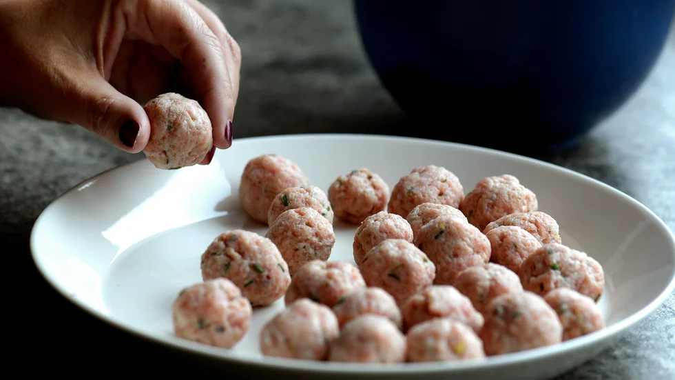 Köttbullar kommer inte att bli ett stående inslag på matsedeln i Luleås skolor. Ett medborgarförslag föreslog att köttbullar med makaroner ska finnas som extrarätt, så att barnen äter lunch. 