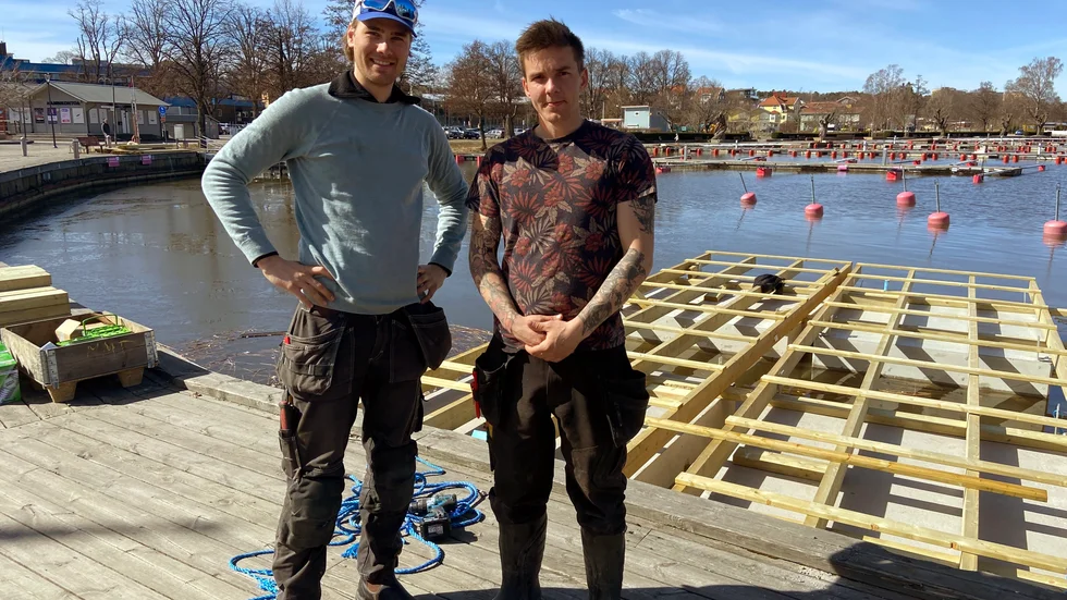 Christian Östling och Ludvig Olsson snickrar och monterar på vad som utgör grunden till den nya Rivaflotten.