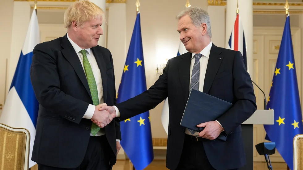 Storbritanniens premiärminister Boris Johnson skakar hand med Finlands president Sauli Niinistö efter undertecknandet av solidaritetsförklaringen mellan länderna.