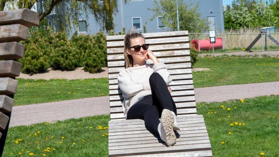 Elin Pedersen tar en paus i sommarvärmen. "Jag gillar de här stolarna och det är så fint här nere vid vattnet, i dag är det underbart", säger hon.