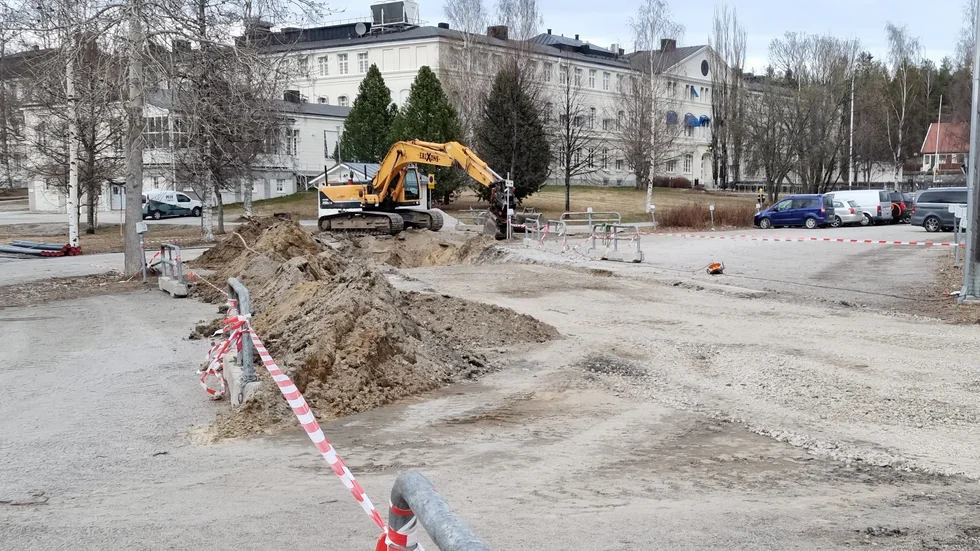 Så här har det sett ut lite överallt i Furunäsets företagsby den senaste tiden. Det är Pireva som i samarbete med PNF byter VA-ledningarna i området. Arbetet kommer pågå hela sommaren.