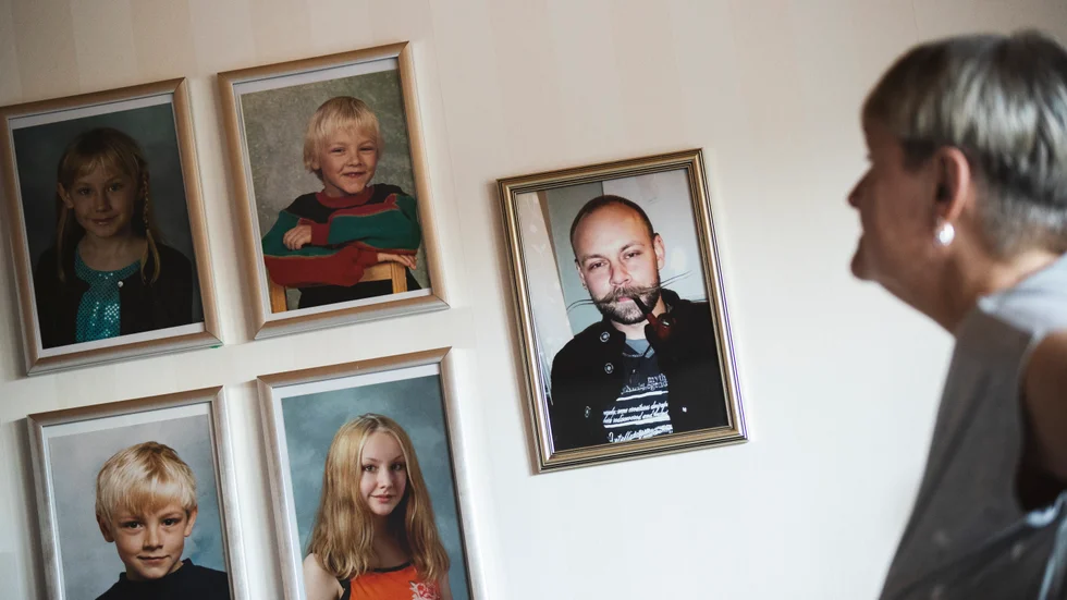 På väggen i vardagsrummet hänger porträtt av barnen som små, och så en bild som togs av Andreas den där sista kvällen. Vid festliga tillfällen tvinnade han mustaschen med ett särskilt vax, berättar Marianne Ylipää.