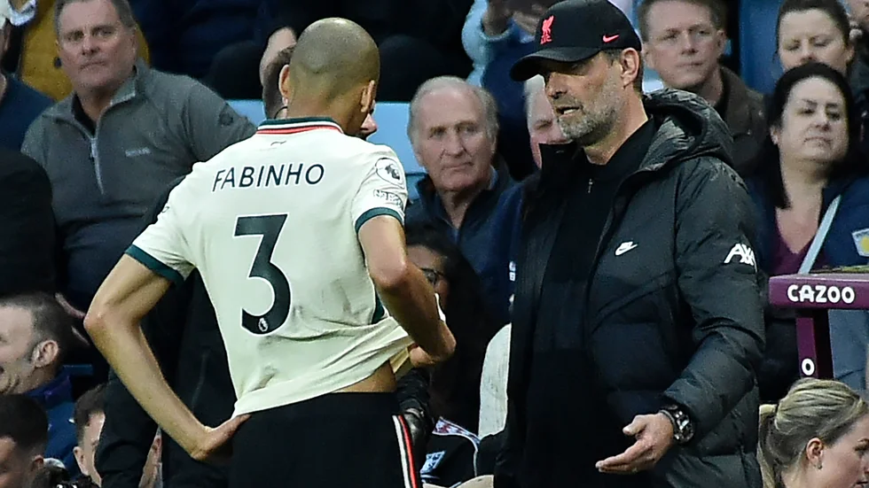 Liverpoolmittfältaren Fabinho blev skadad mot Aston Villa i tisdags. Här syns han i samspråk med tränaren Jürgen Klopp i samband med det.
