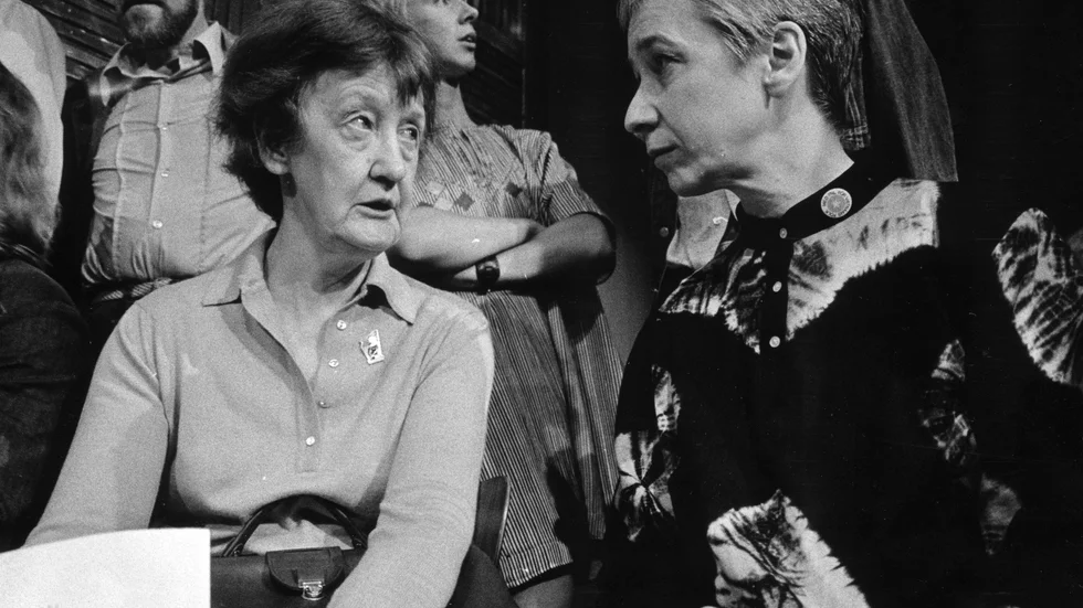 Maja Ekelöf (1918–1989) tillsammans med författarkollegan Sara Lidman. Ekelöf blev rikskändis med boken "Rapport från en skurhink" (1970). Hon tystnade dock efter sin mycket hårt kritiserade andra bok "Brev" (1972), som var en brevväxling med en fånge.