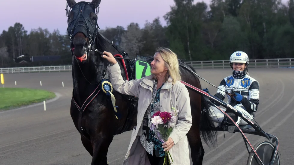 Över mållinjen var Weather Chart och Linda Sedström tvåa. Men efter granskning av upploppsrakan så diskvalificerades vinnande Conte Prad och Sofia Adolfsson för att ha trängt sig loss vid ingången till upploppet.  