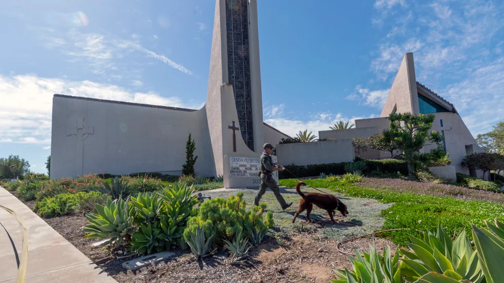 En hundpatrull undersöker kyrkobyggnaden i Laguna Woods i Kalifornien, USA.