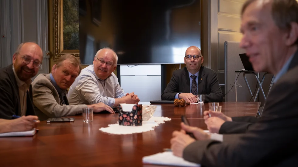 I maj hade Östergötlands energi- och klimatråd möte på Linköpings slott. På bilden syns Martin Tollén från Region Östergötland, Hugo Andersson Finspångs kommun, Svenska kyrkans Per Rosenberg, landshövding Carl Fredrik Graf, Bertil Jansson från Länsförsäkringar Östgöta.
