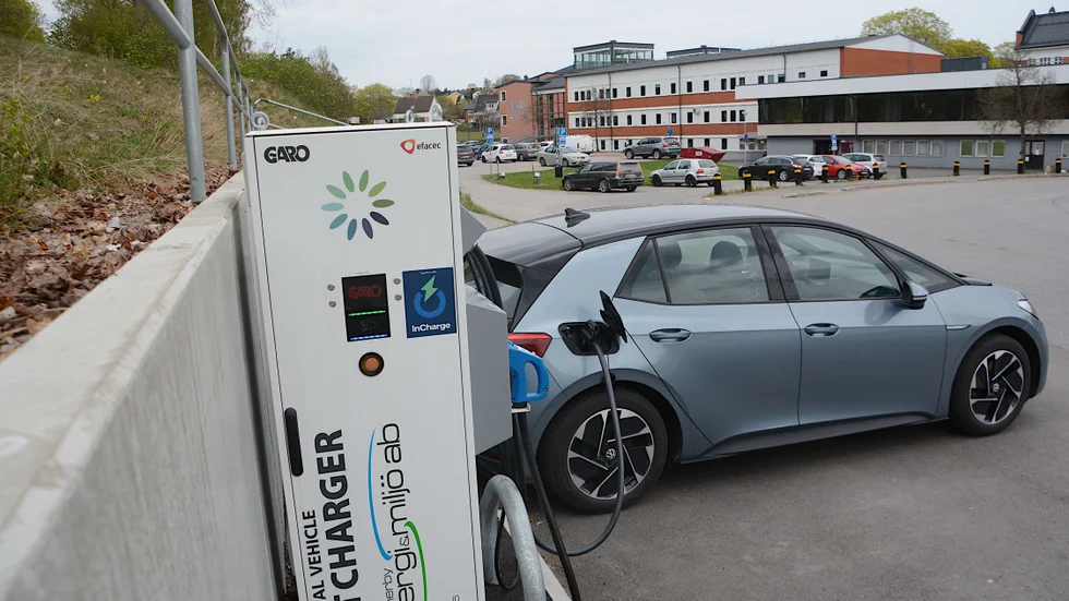 I Vimmerby finns ett 20-tal kommunala laddplatser, men det är knappt med laddplatser hos hyresvärdarna i kommunen.