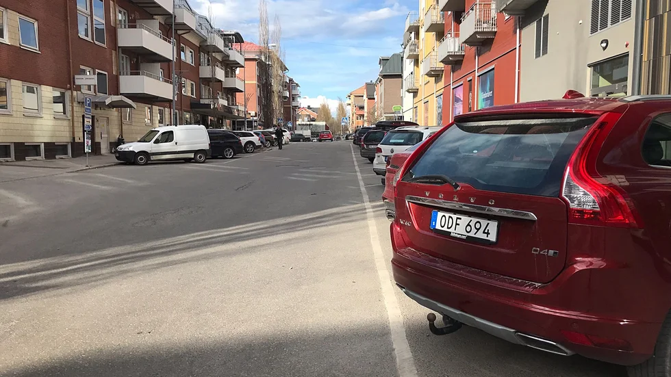 "Att ta bort 30 centralt placerade parkeringsplatser gynnar inte handeln och besökare till stan", skriver Helén Lindbäck, gruppledare för KD. (Arkivbild)