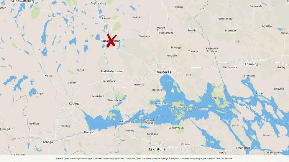 En man har omkommit i en trafikolycka utanför Surahammar.