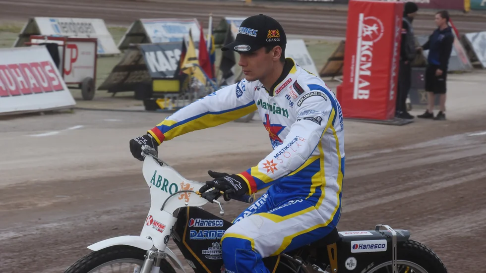 Viktor Trofimov stod för en stark insats för Dackarna när laget fick se sig besegrat av Rospiggarna borta med 48-42.