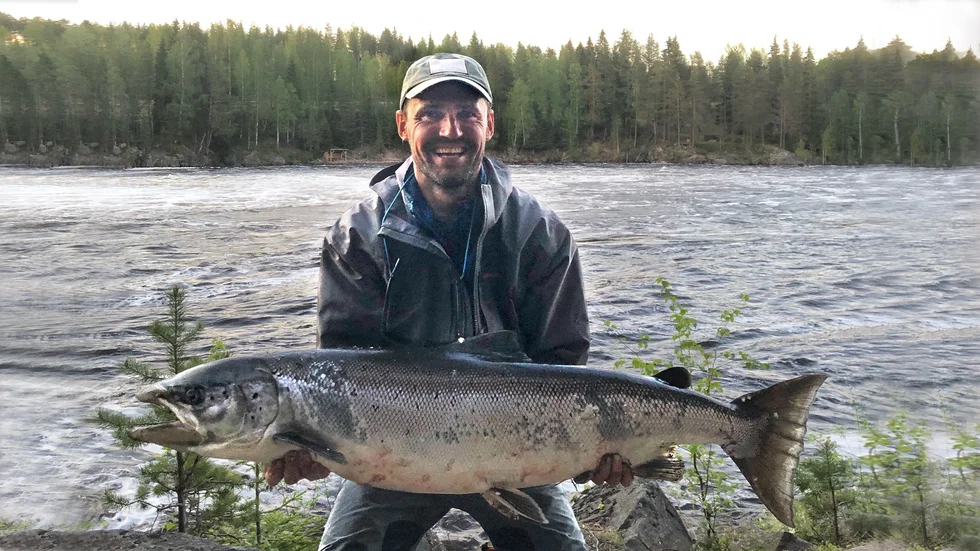 Säsongens första lax som fångats i Jockfall vägde hela 14, 5 kilo, men var ändå bara "uppvärmningen" för Normunds Drevins som kvällen därpå lyckades landa en ännu större. 