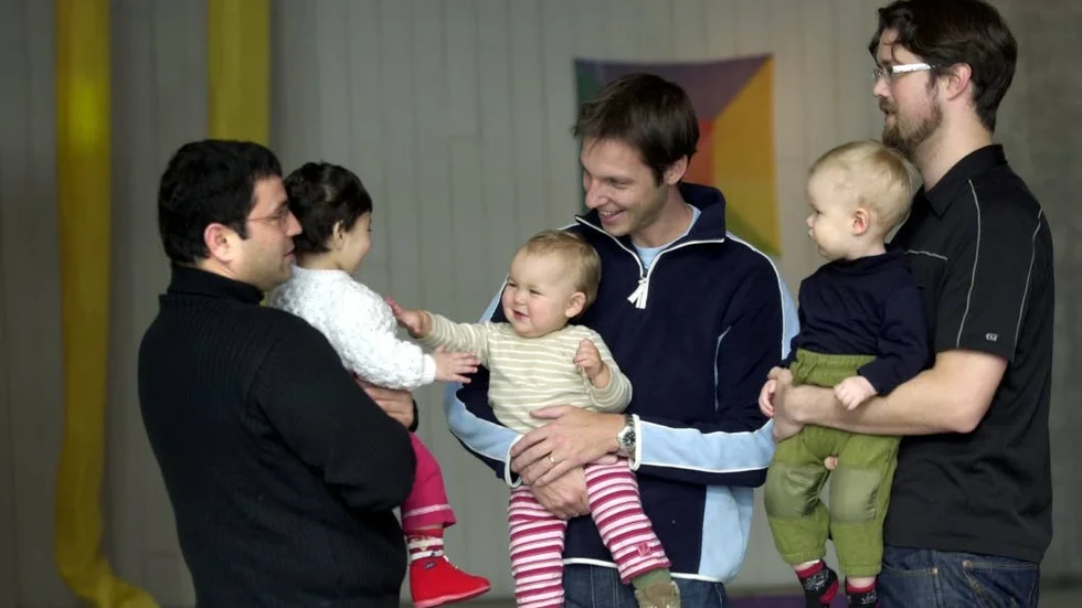 ansvarstagande pappor. Dagens unga pappor tar ansvar för sina barns uppväxt.