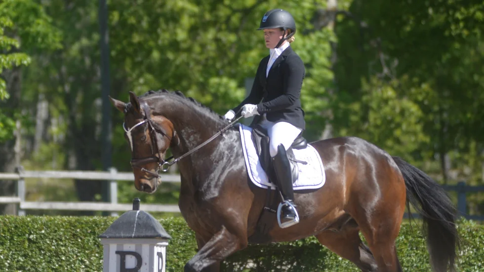 Lina Dolk är klar för final i U25-klassen på Strömsholm. Annars blev det en ganska våt föreställning under fredagen.
