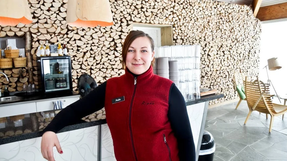 Nadia Niia är receptioinist på Camp Ripan och står här i spa-avdelningen.