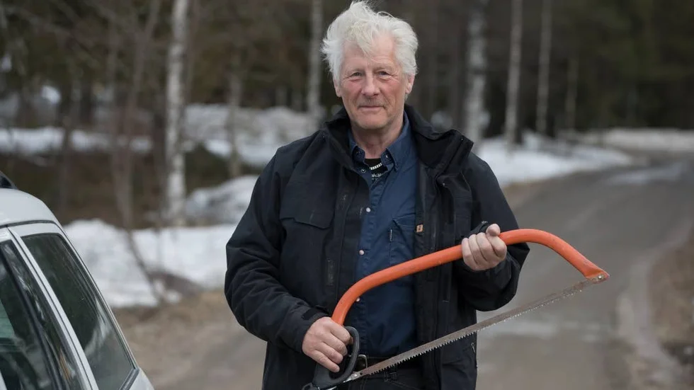 ALLTID MED. Jonny Engman från Krokträsk har alltid med sig såg och yxa i bilen. Under tisdagen fick han användning för sågen när en bäver fällt en stor asp tvärs över vägen.
