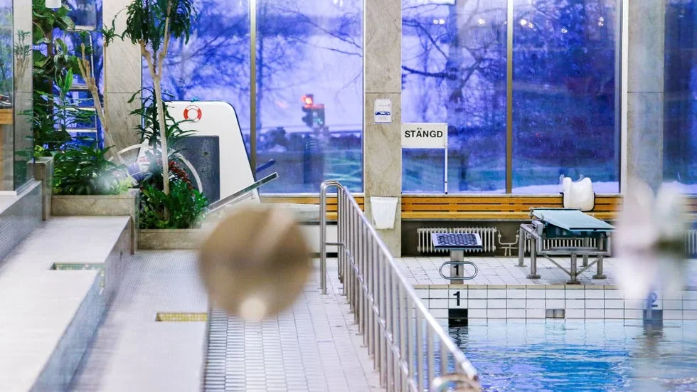 Låna till badhuset. Vänsterpartiet anser att det nya badhuset på Hertsön ska stå klart 2020 och att kommunen kan låna upp pengar för bygget.