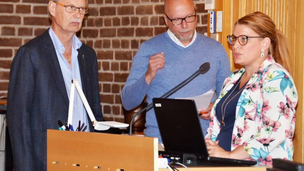 "BÄTTRE VÄGAR I STÄLLET FÖR KONSTSNÖ". Henrik Eriksson (C), Rickard Mohss (L) och Linda Frohm (M) argumenterade ett gemensamt budgetförslag med andra prioriteringar.
