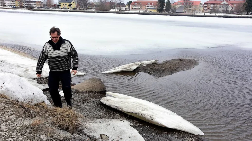 SEDIMENT. Magnus Bäckström, VA-ingenjör, förklarar att dagvattnet samlas upp i ledningar där en del grova partiklar fångas upp, men små partiklar och lösta ämnen finns det idag generellt  inga reningsanläggningar för.