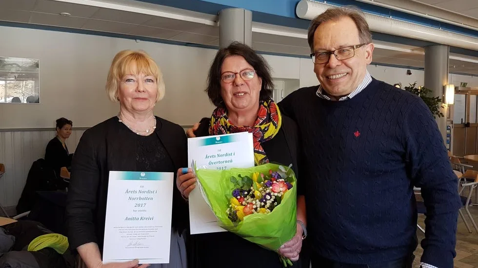 Anitta Kreivi i mitten, ackompanjerad av Marit Lamberg, distriktets verksamhetsledare och lokalavdelnings ordförande i Övertorneå, Stig Kerttu.
