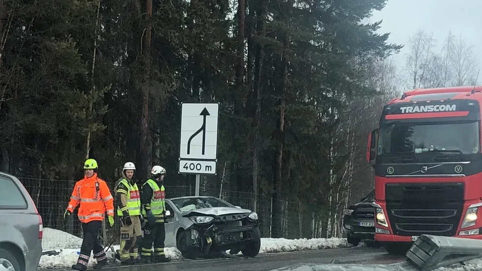 En bilist körde på lördagen in i ett mitträck och åkte sedan ned i diket vid avfarten mot Bertnäset i Piteå. 