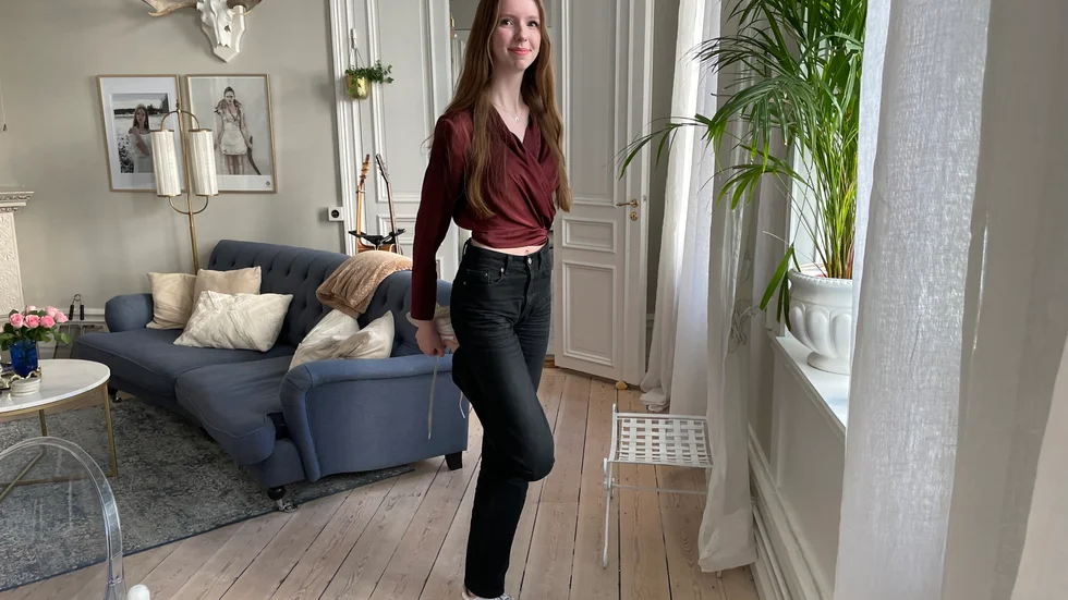 Chloe Ädling har fått hitta nya sätt att hantera vardagen på efter steloperationen. Bland annat knyter hon numera skorna bakom ryggen.