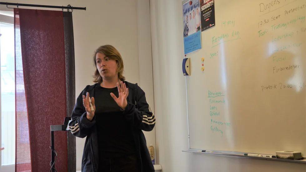 Paulina Lindström pratade om sitt projekt Fotbollsgnistan vid besöket i Jokkmokk.