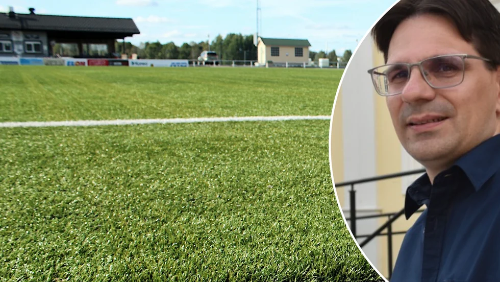Konstgräset har legat på Arena Ceos i många år. Det är nu utslitet men överklagade upphandlingar har stoppat kommunens inköp av nytt gräs. Nu halveras hyran för föreningarna. "Vi tycker det är en schysst lösning", säger Ola Gustafsson (KD).