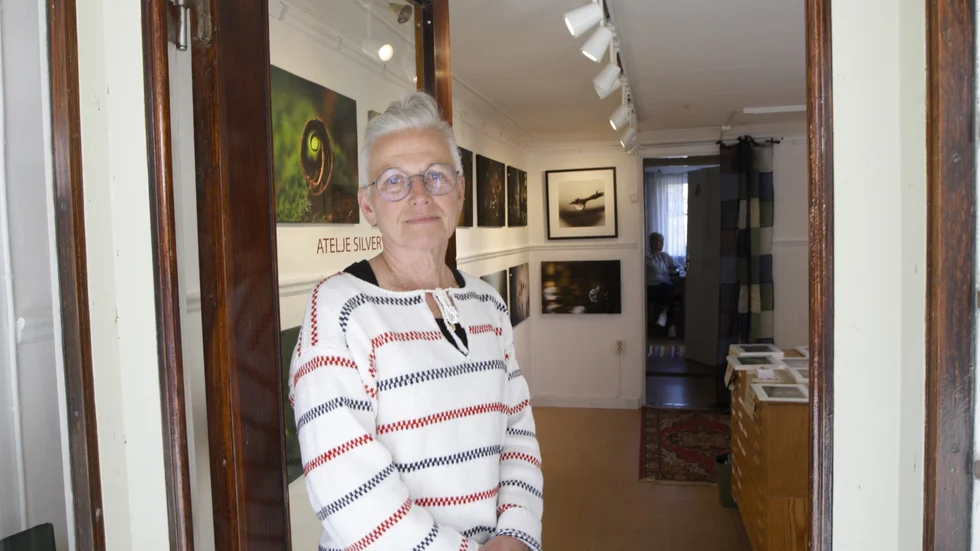 Ulla Karlsson ställer ut sin första utställning för fjärde gången. Under veckan kan man besök ateljé Silverwitt för att titta på hennes tavlor. 